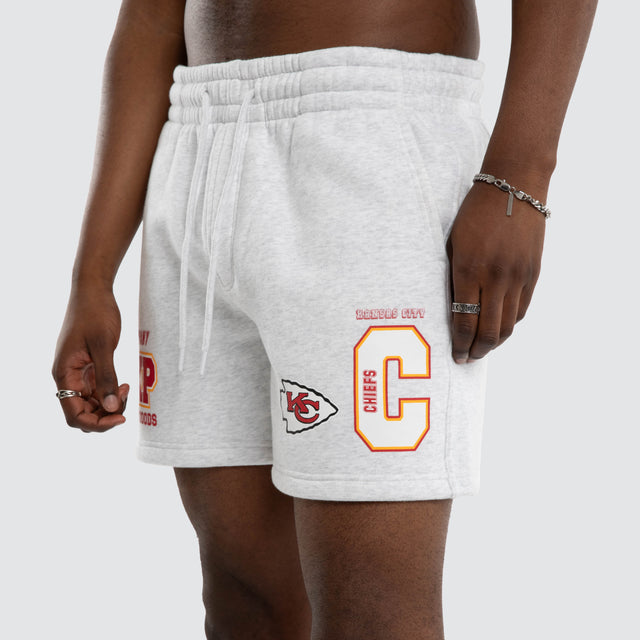 Model wears Kansas City Chiefs Sprinter Short Snow Marle Shorts in Grey - Image 2