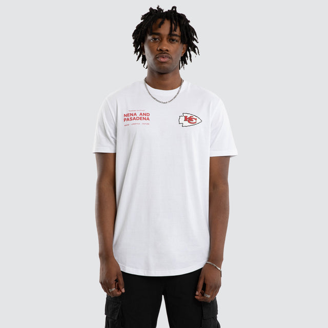 Model wears Kansas City Chiefs Vertical Tee Optical White T-Shirts in White - Image 1