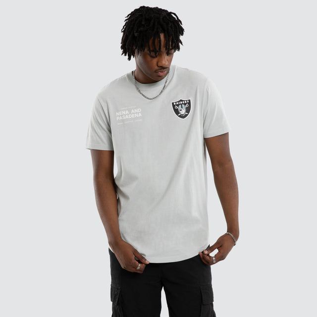 Model wears 0 T-Shirts in 0 - Image 3