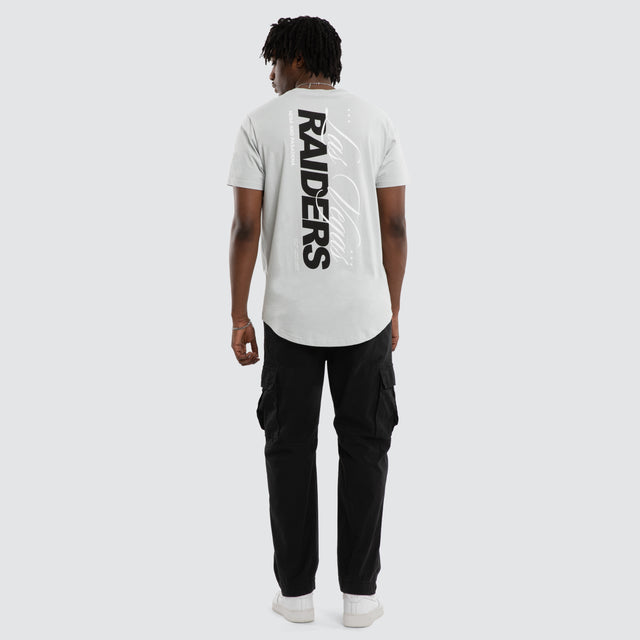 Model wears 0 T-Shirts in 0 - Image 2