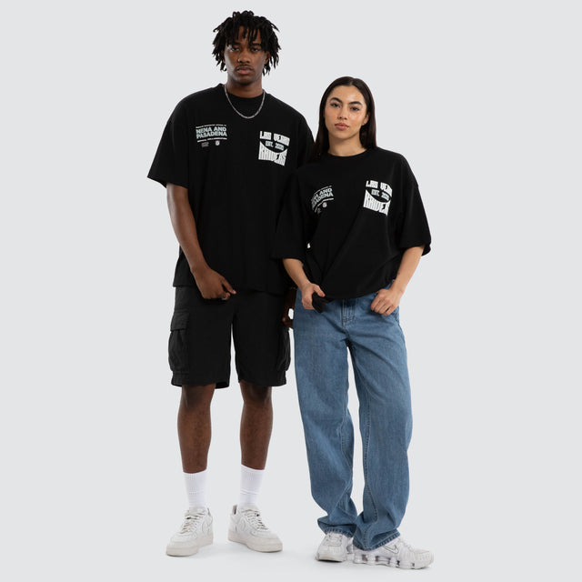 Model wears Las Vegas Raiders Officials Tee Jet Black T-Shirts in Black - Image 3