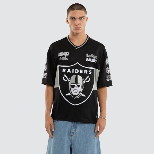 Model wears Las Vegas Raiders Goal Mesh Tee Jet Black T-Shirts Black – image 5