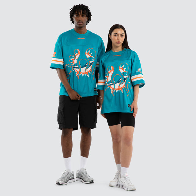 Model wears 0 T-Shirts in Blue - Image 3