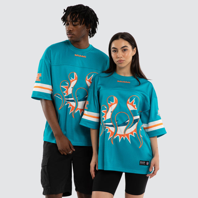 Model wears 0 T-Shirts in Blue - Image 1