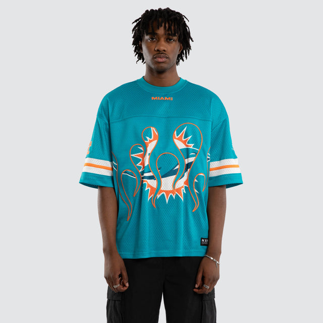 Model wears 0 T-Shirts in Blue - Image 4