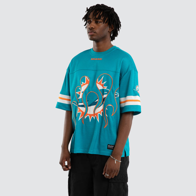 Model wears 0 T-Shirts in Blue - Image 5