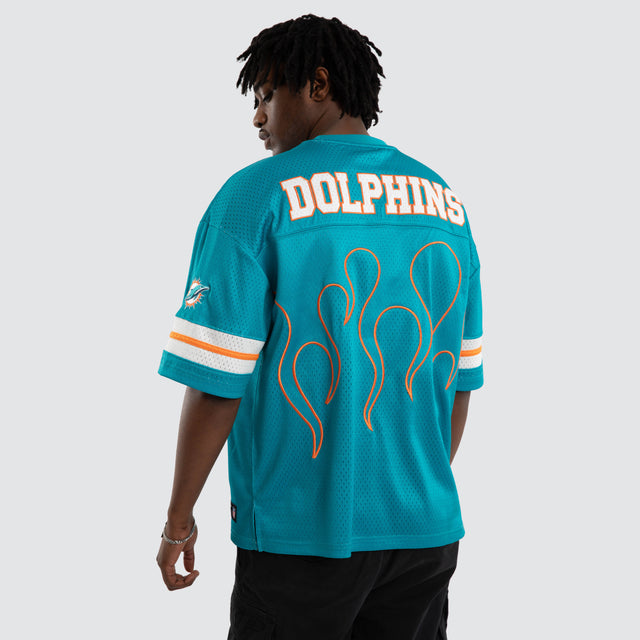 Model wears 0 T-Shirts in Blue - Image 2
