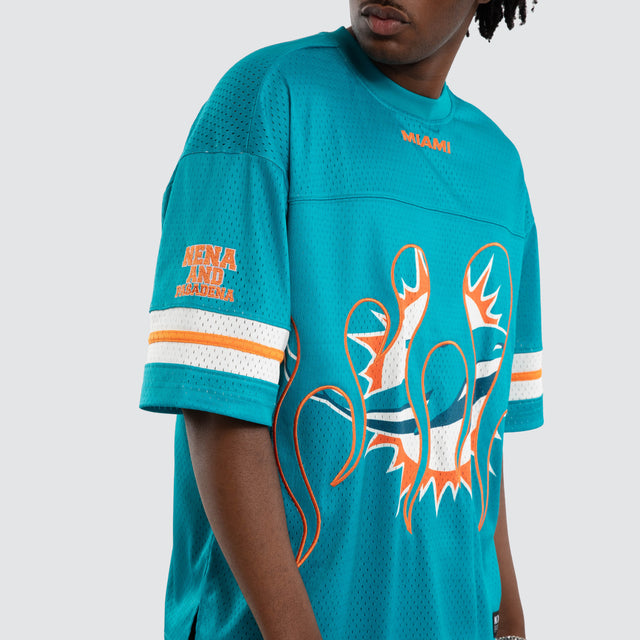 Model wears 0 T-Shirts in Blue - Image 7