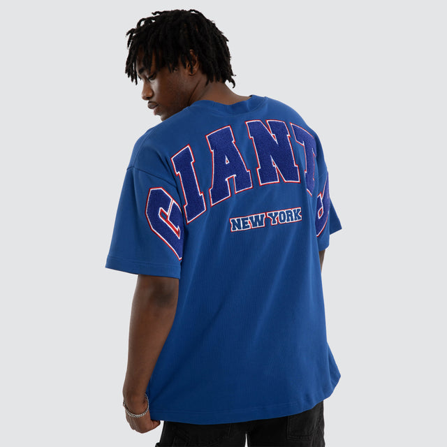 Model wears New York Giants Surround Tee Blue T-Shirts in Blue - Image 2