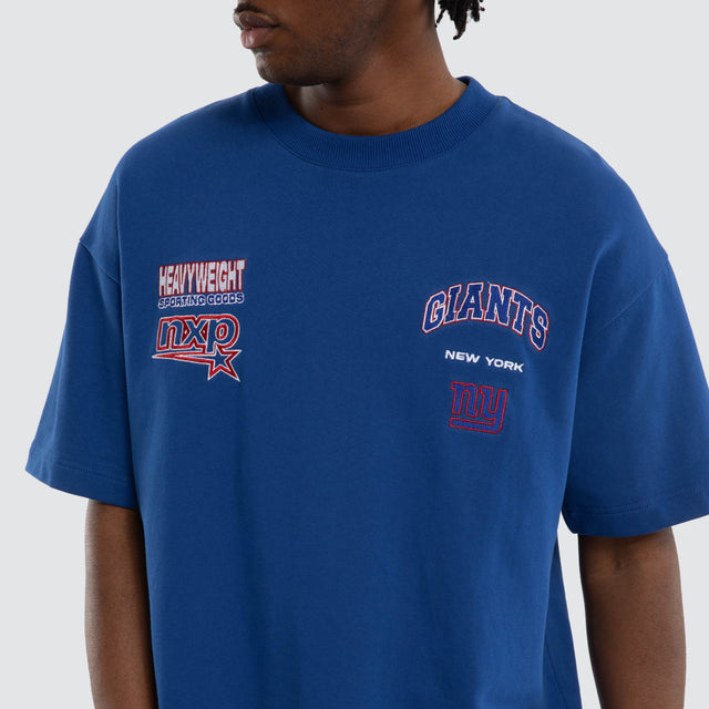 Model wears New York Giants Surround Tee Blue T-Shirts in Blue - Image 7