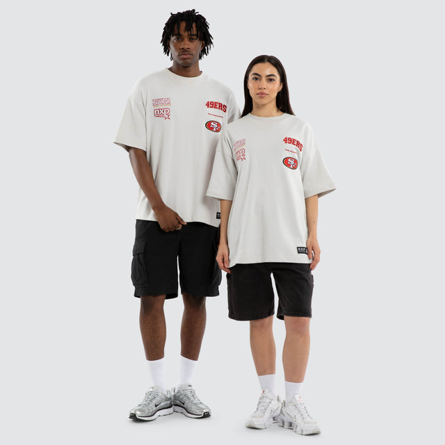 Model wears San Francisco 49ers Surround Tee Glacier Grey T-Shirts in Grey - Image 4