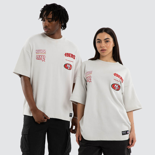 Model wears San Francisco 49ers Surround Tee Glacier Grey T-Shirts in Grey - Image 2
