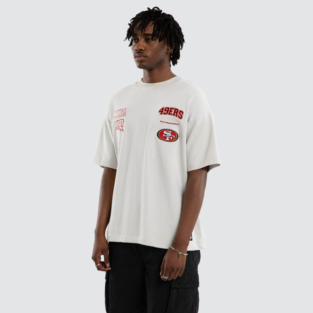 Model wears San Francisco 49ers Surround Tee Glacier Grey T-Shirts in Grey - Image 6