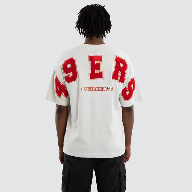 Model wears San Francisco 49ers Surround Tee Glacier Grey T-Shirts in Grey - Image 1