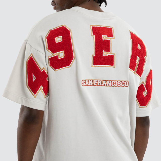 Model wears San Francisco 49ers Surround Tee Glacier Grey T-Shirts in Grey - Image 3
