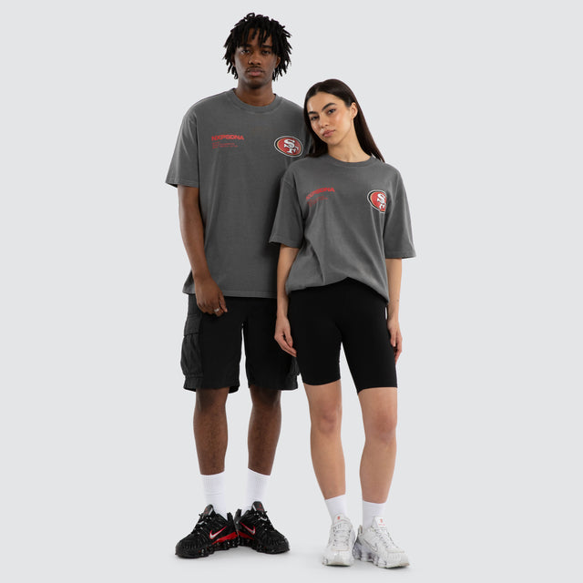 Model wears San Francisco 49ers Driven Tee Pigment Charcoal T-Shirts in Grey - Image 3