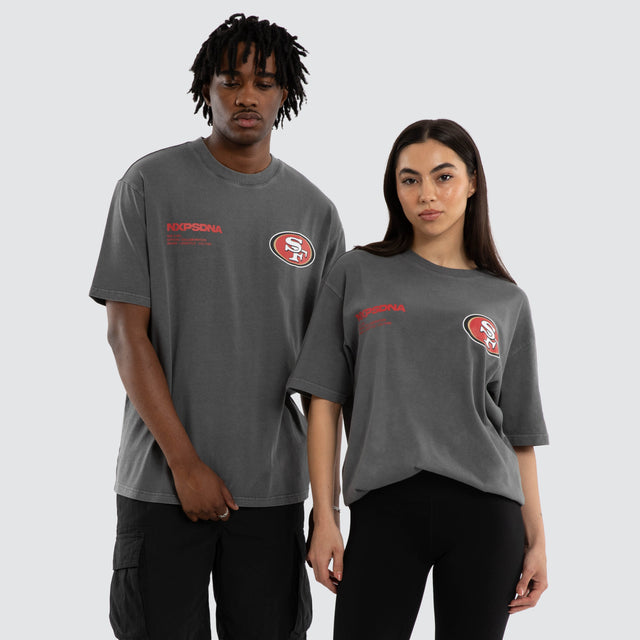 Model wears San Francisco 49ers Driven Tee Pigment Charcoal T-Shirts in Grey - Image 1