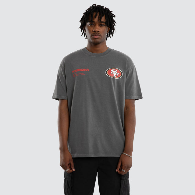 Model wears San Francisco 49ers Driven Tee Pigment Charcoal T-Shirts in Grey - Image 4