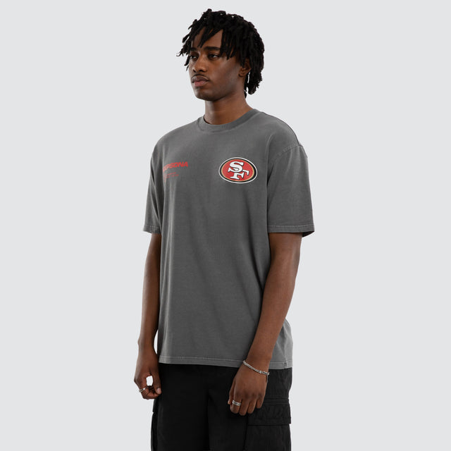 Model wears San Francisco 49ers Driven Tee Pigment Charcoal T-Shirts in Grey - Image 5