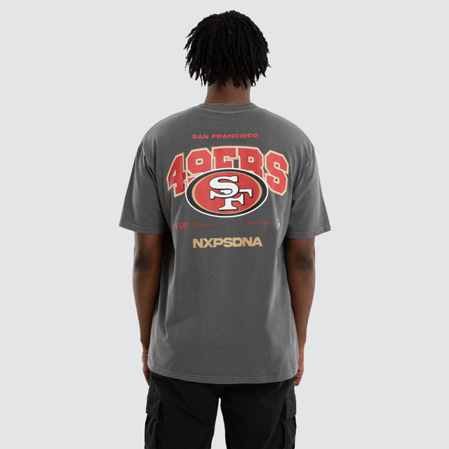 Model wears San Francisco 49ers Driven Tee Pigment Charcoal T-Shirts in Grey - Image 6