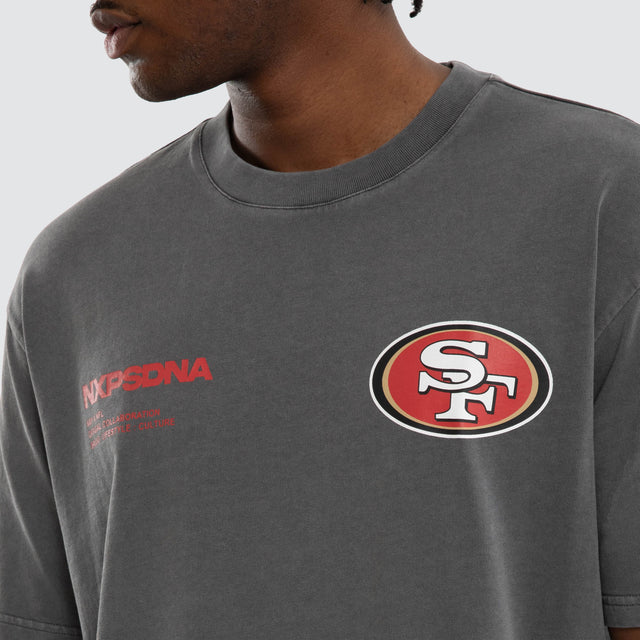 Model wears San Francisco 49ers Driven Tee Pigment Charcoal T-Shirts in Grey - Image 7