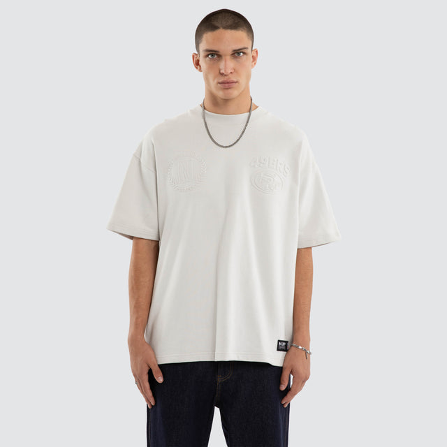 Model wears San Francisco 49ers Crest Loopback Tee Glacier Grey T-Shirts Grey – image 5