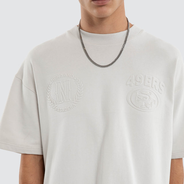 Model wears San Francisco 49ers Crest Loopback Tee Glacier Grey T-Shirts Grey – image 4