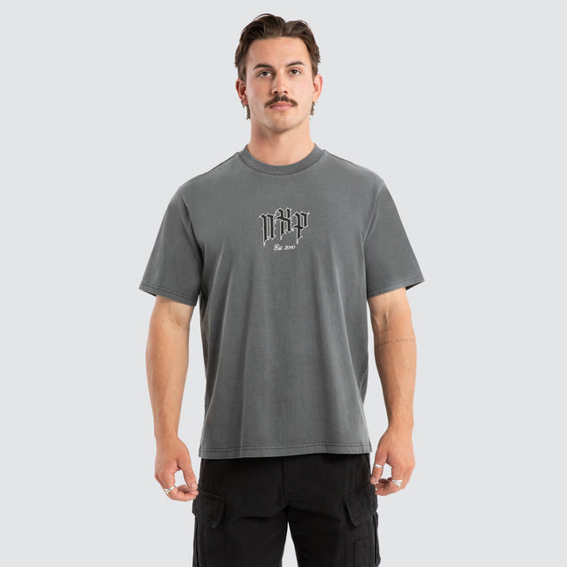 Model wears Prevail Classic Tee Pigment Charcoal T-Shirts Grey – image 1