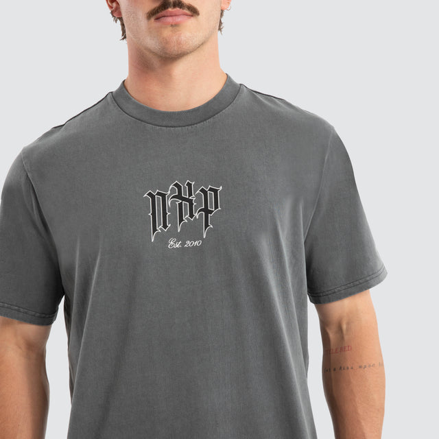 Model wears Prevail Classic Tee Pigment Charcoal T-Shirts Grey – image 3