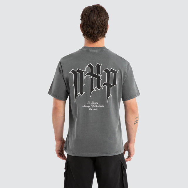 Model wears Prevail Classic Tee Pigment Charcoal T-Shirts Grey – image 2