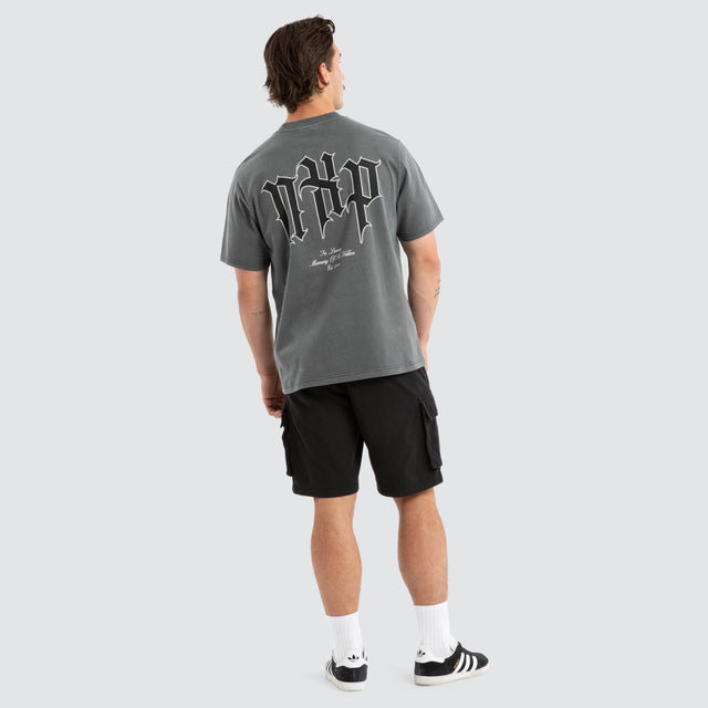 Model wears Prevail Classic Tee Pigment Charcoal T-Shirts Grey – image 4