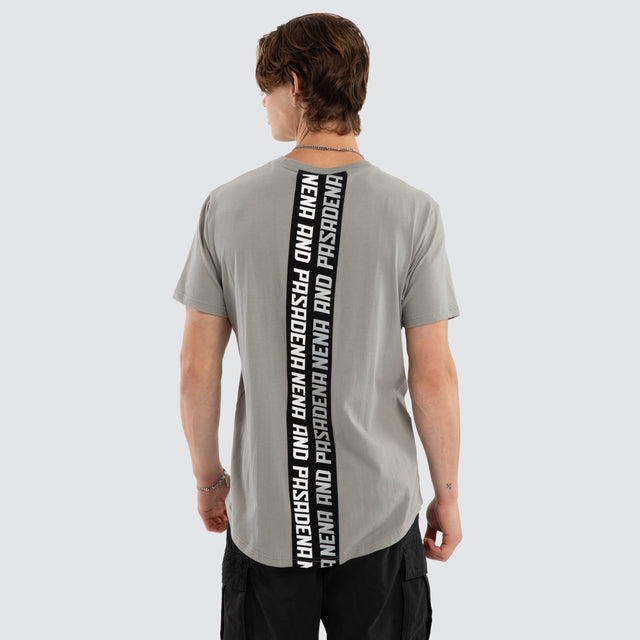 Model wears Triumph Dual Curved Tee Moon Mist T-Shirts Grey – image 1