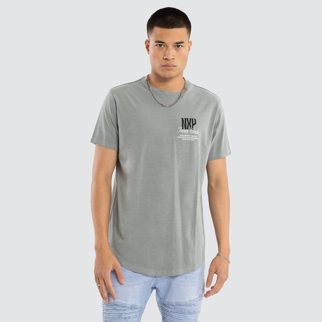 Model wears Dynamic Dual Curved Tee Pigment Neutral Grey T-Shirts Grey – image 1