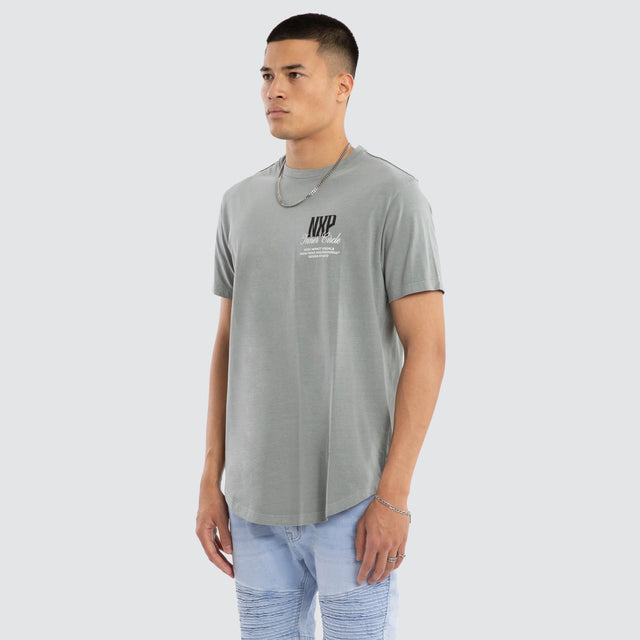Model wears Dynamic Dual Curved Tee Pigment Neutral Grey T-Shirts Grey – image 3