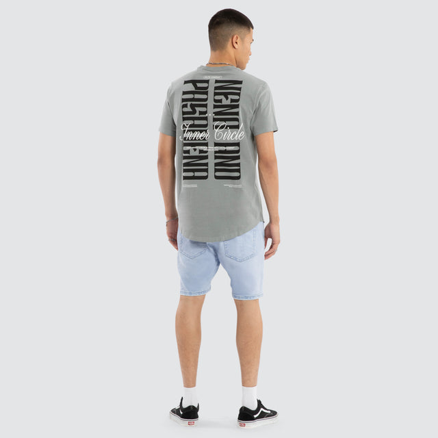 Model wears Dynamic Dual Curved Tee Pigment Neutral Grey T-Shirts Grey – image 2