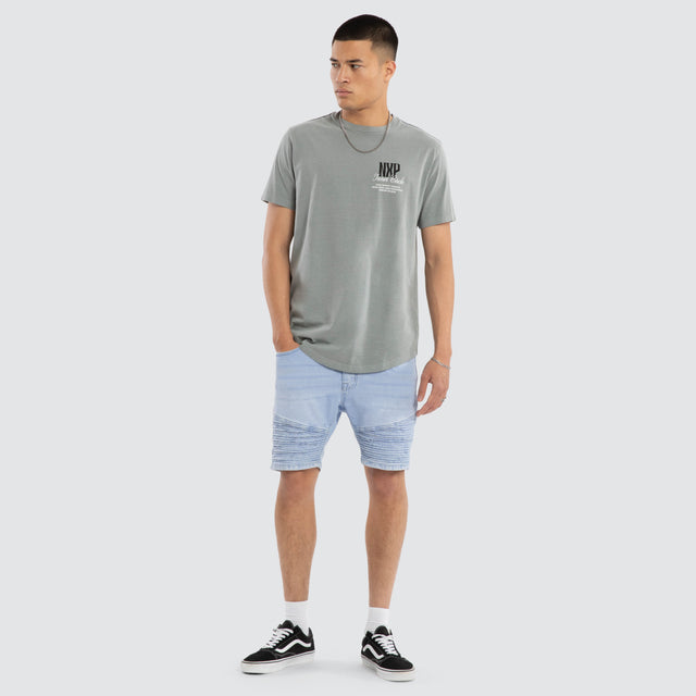 Model wears Dynamic Dual Curved Tee Pigment Neutral Grey T-Shirts Grey – image 5