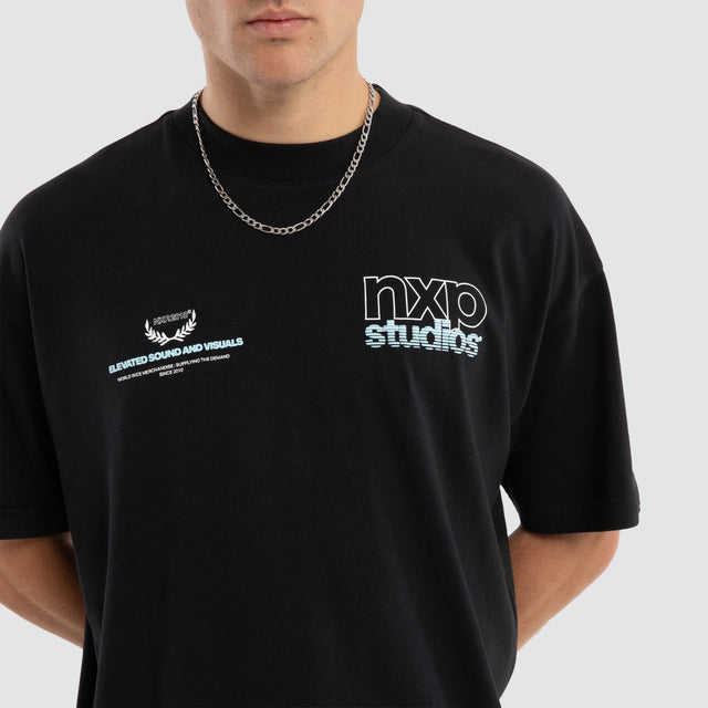 Model wears Major Raptor Tee Anthracite Black T-Shirts Black – image 3