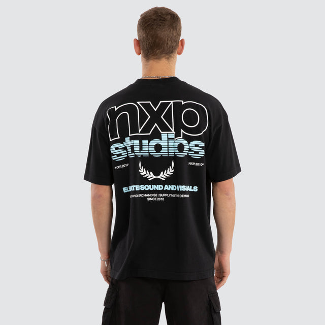 Model wears Major Raptor Tee Anthracite Black T-Shirts Black – image 4