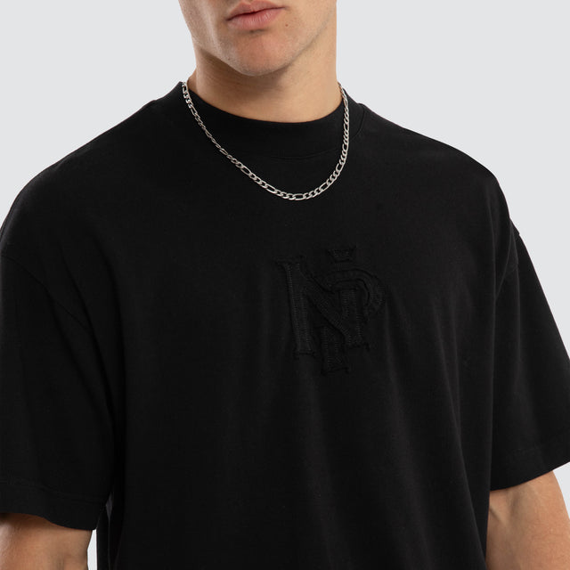 Model wears Tenor Raptor Tee Jet Black T-Shirts Black – image 4