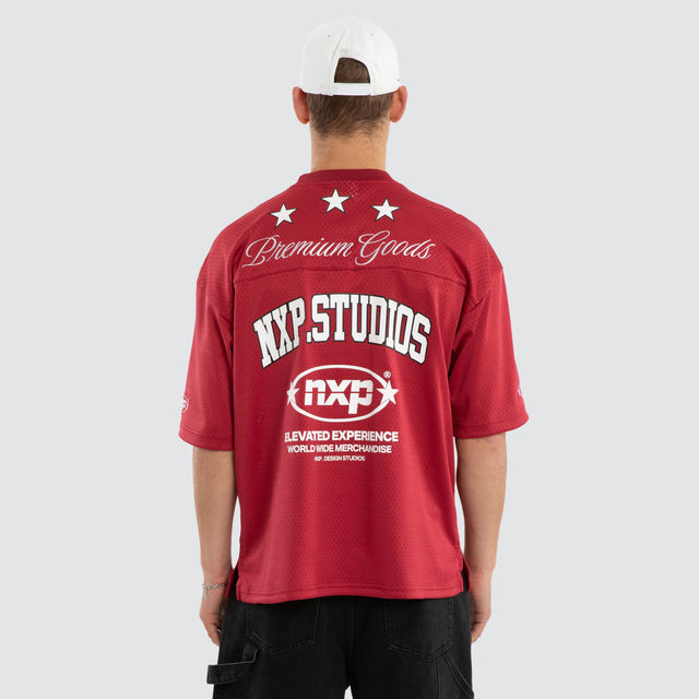 Model wears Offbeat Football Jersey Maroon Jersey in Red - Image 3