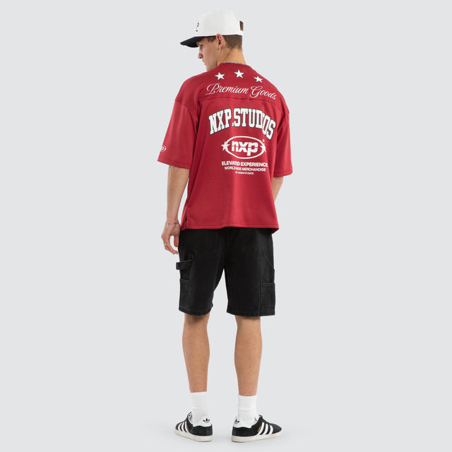 Model wears Offbeat Football Jersey Maroon Jersey in Red - Image 5