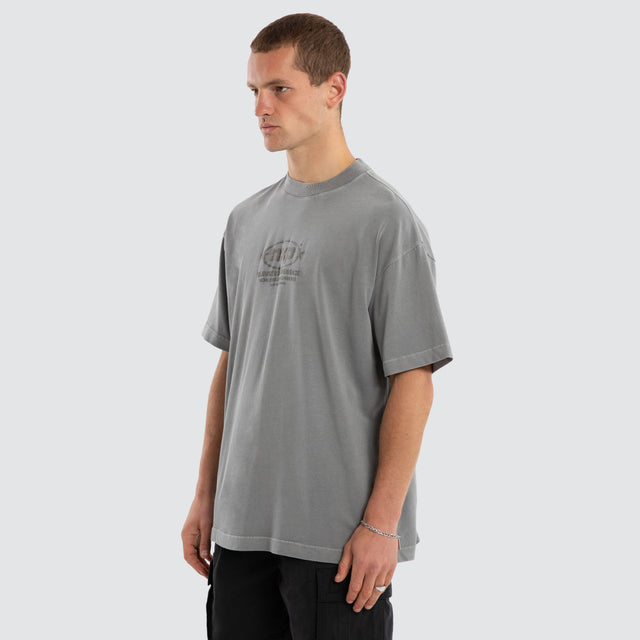 Model wears 0 T-Shirts in Grey - Image 7