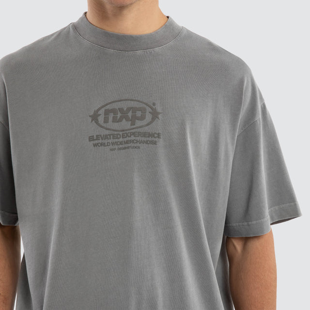 Model wears 0 T-Shirts in Grey - Image 5