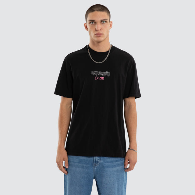 Model wears Upscale Relaxed Tee Jet Black T-Shirts in Black - Image 1