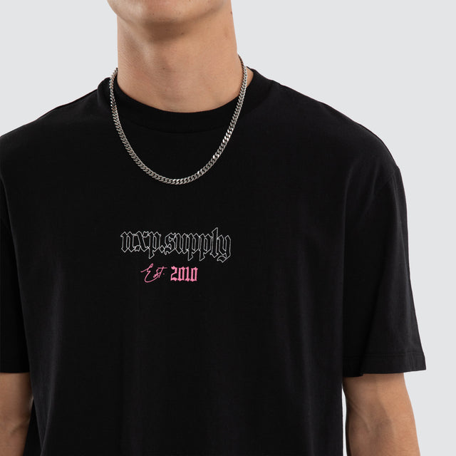 Model wears Upscale Relaxed Tee Jet Black T-Shirts in Black - Image 4