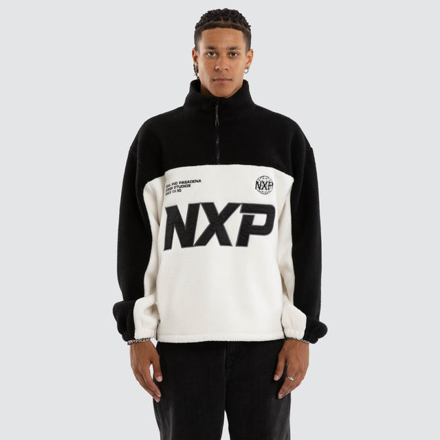 Model wears Slick Pullover Black/White Jumpers  – image 1