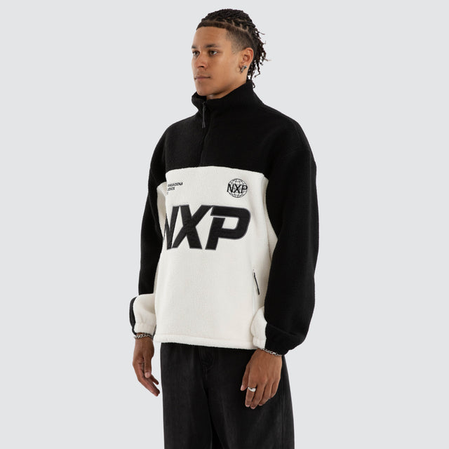 Model wears Slick Pullover Black/White Jumpers  – image 3