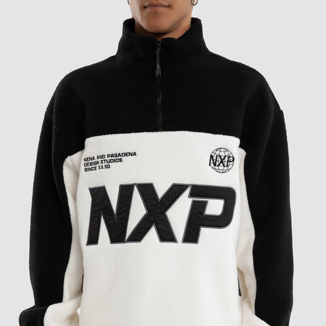 Model wears Slick Pullover Black/White Jumpers  – image 4