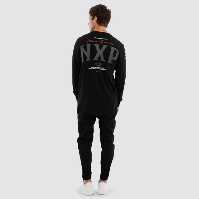 Model wears Nexus Dual Curved Longsleeve Tee Jet Black Longsleeve T-Shirts Black – image 4