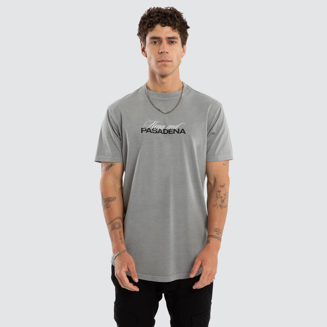 Model wears Smouldr Dual Curved Tee Pigment Neutral Grey T-Shirts Grey – image 2